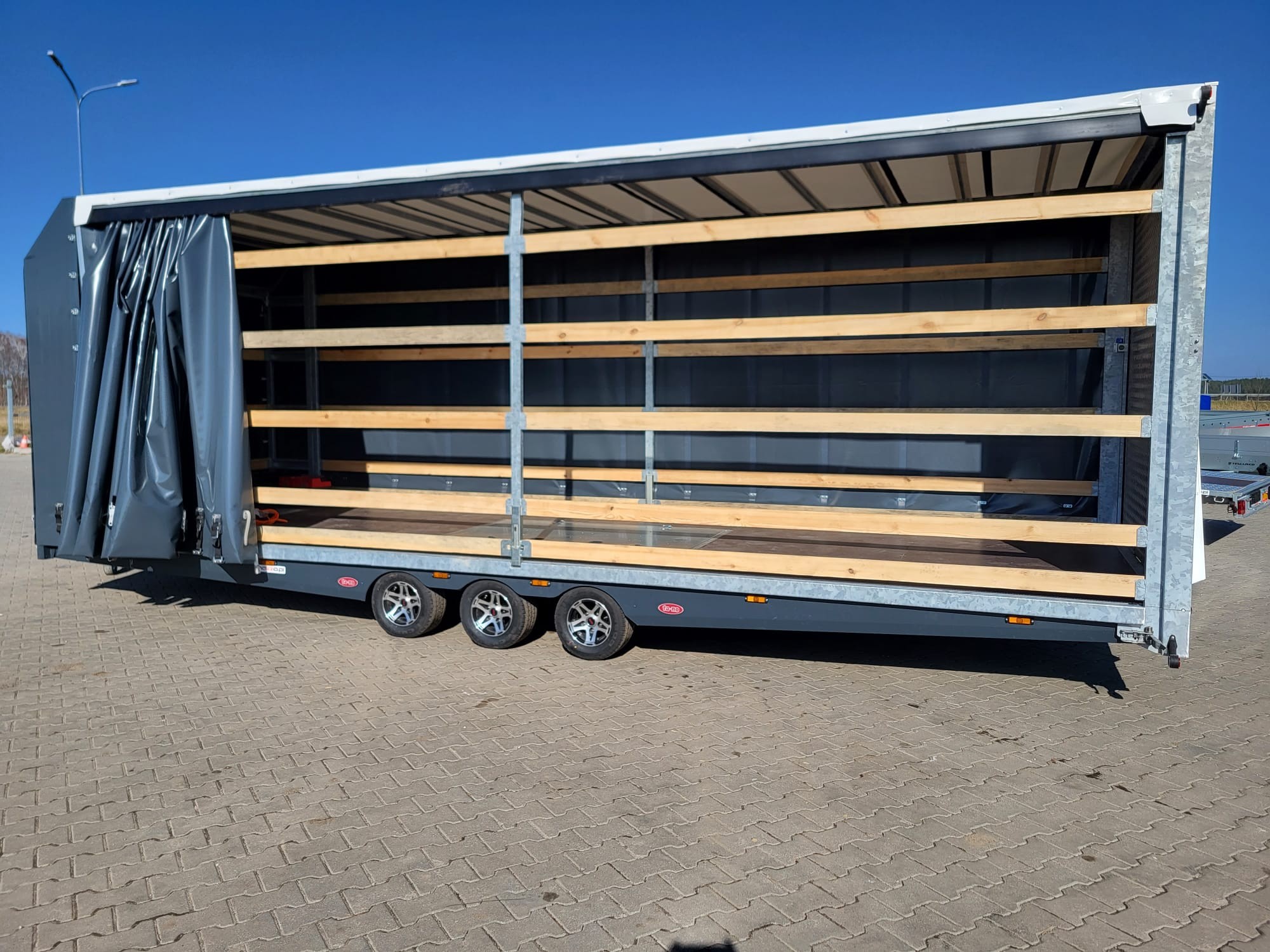 Transporteur sportif 700 x 230 x 220 cm avec rideaux coulissants sur 2 côtés, poids total autorisé en charge jusqu’à 3500 kg, transporteur universel - Image 7