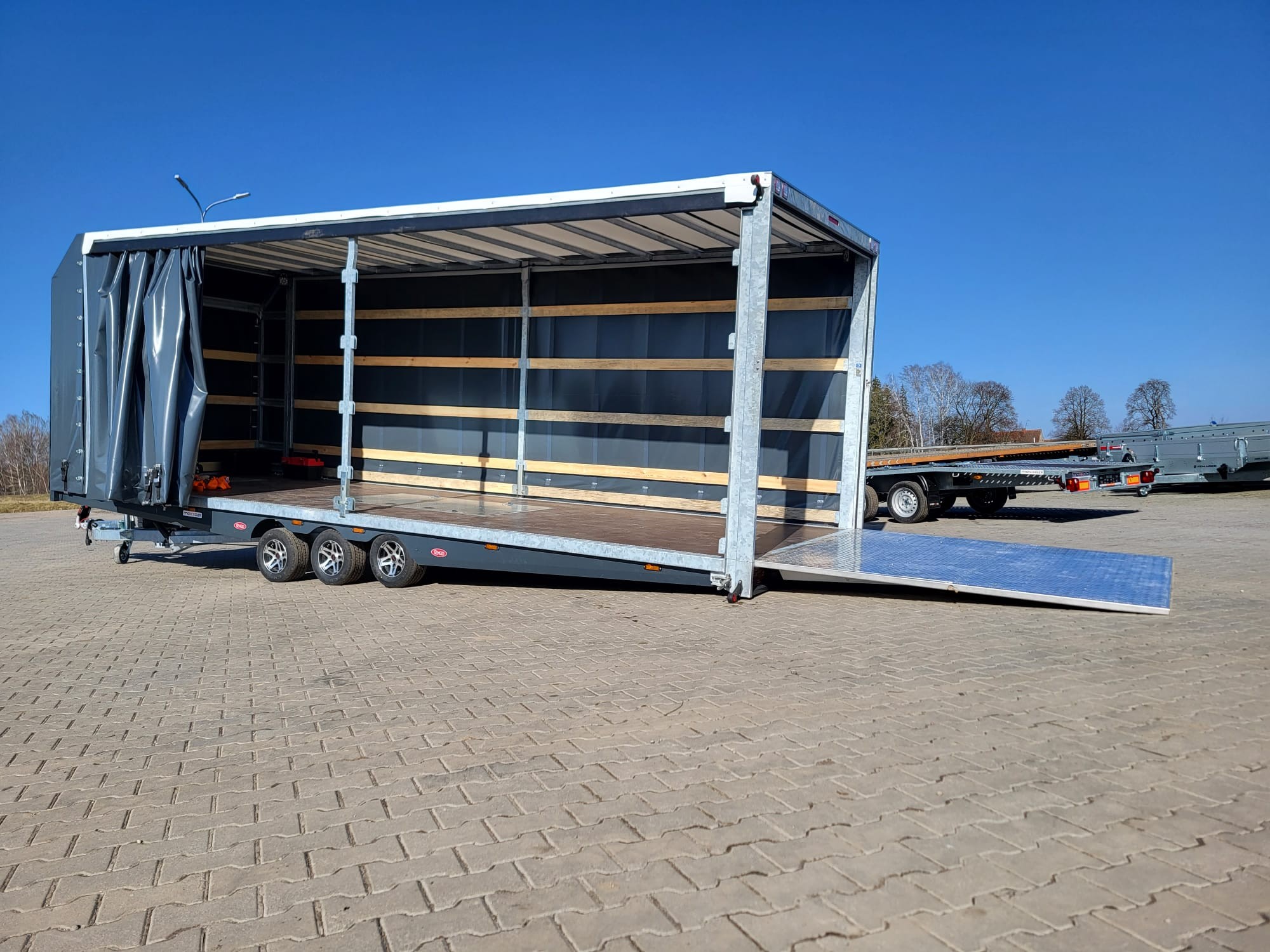 Transporteur sportif 700 x 230 x 220 cm avec rideaux coulissants sur 2 côtés, poids total autorisé en charge jusqu’à 3500 kg, transporteur universel - Image 8