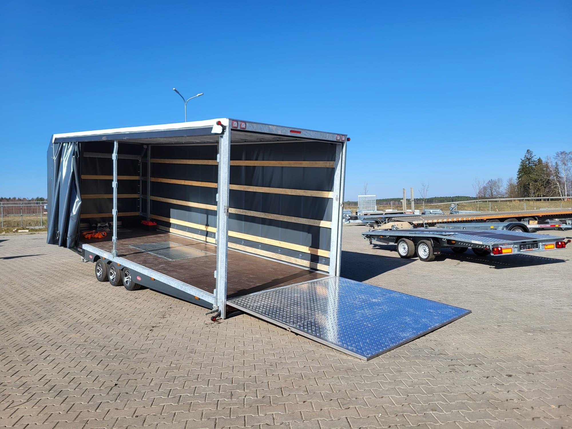 Transporteur sportif 700 x 230 x 220 cm avec rideaux coulissants sur 2 côtés, poids total autorisé en charge jusqu’à 3500 kg, transporteur universel - Image 9
