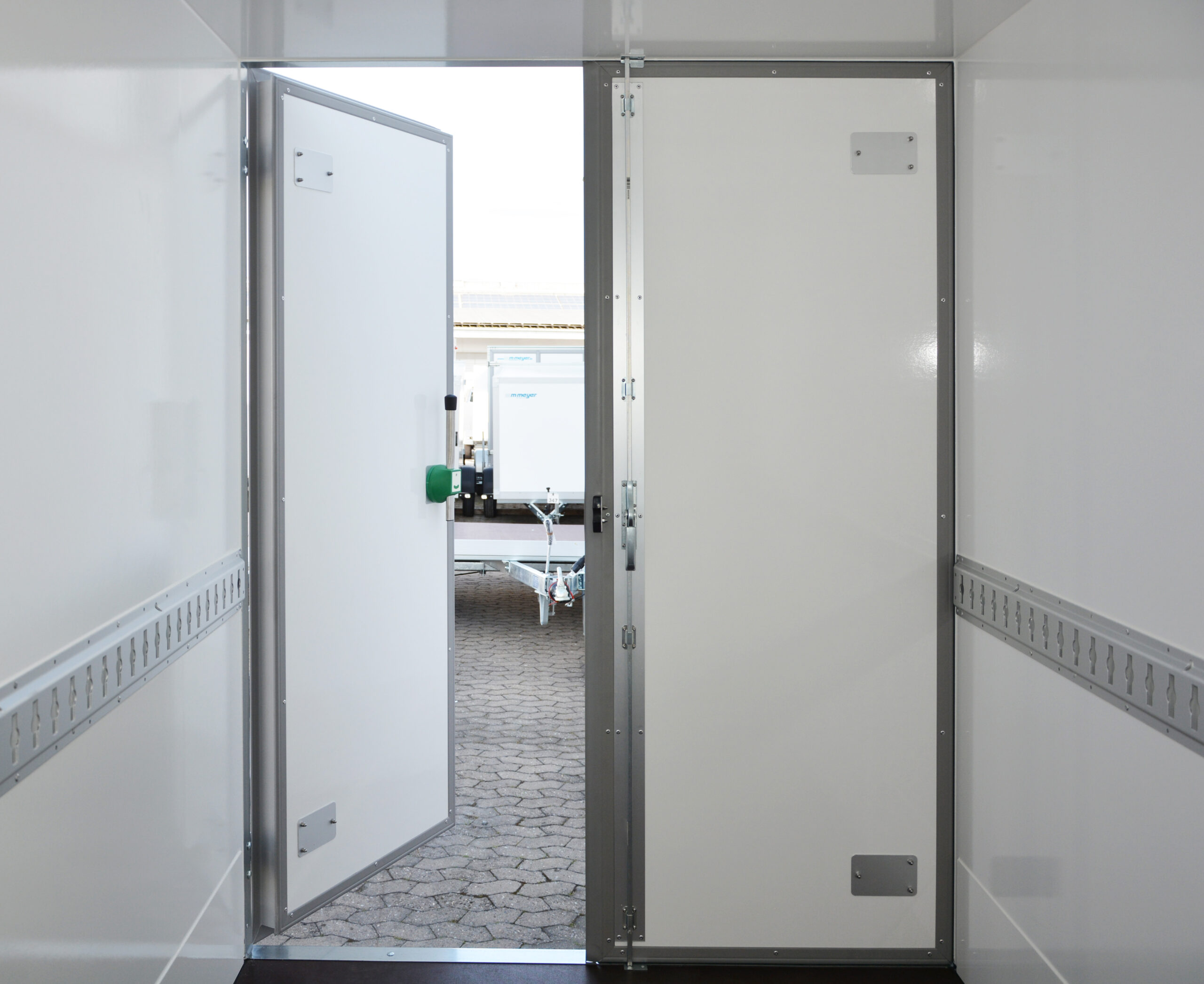 Remorque porte-voitures frigorifique AZKF 2730/155 avec WMK-4G, PTAC 2 700 kg, surface de chargement 2,44 x 1,45 m, hauteur intérieure 2 000 mm (rail d’arrimage inclus) - Image 5
