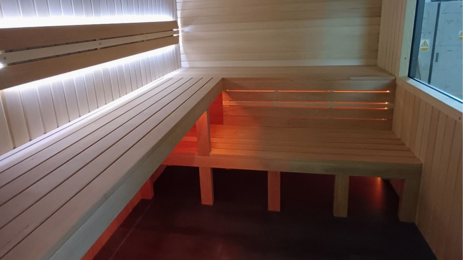 Sauna en bois de 11 m² avec espace de repos - Image 3