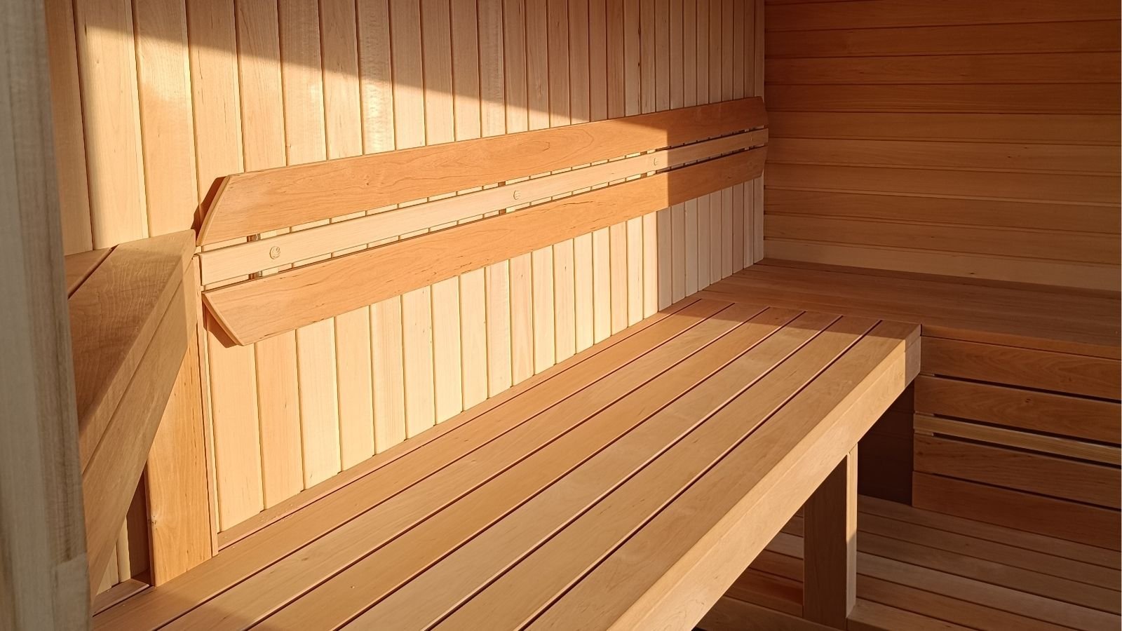 Sauna en bois de 11 m² avec espace de repos - Image 4